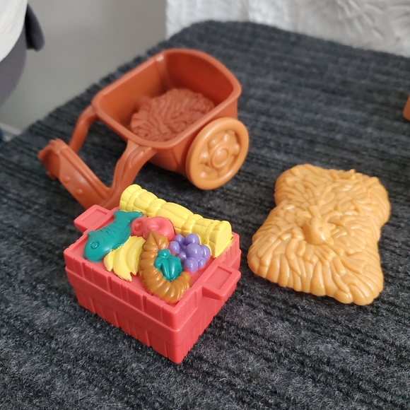 Fisher Price Little People Nativity Set 16pc with Stable - Picture 16 of 17